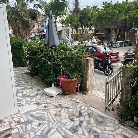 Sweetmar Guest Rooms-Ground Floor Гостевой дом 3*