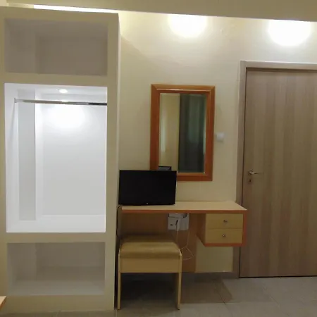 Sweetmar Guest Rooms-ground Floor בית הארחה